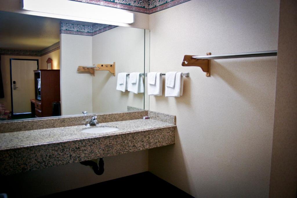 La Mirage Inn Lax Airport West Athens Room photo